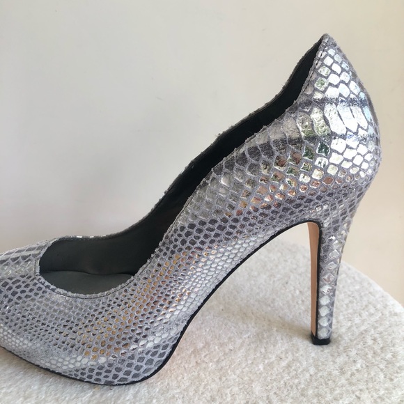 White House Black Market Metallic Silver Snake Heels Pumps scallop edge size 8 - Picture 15 of 17